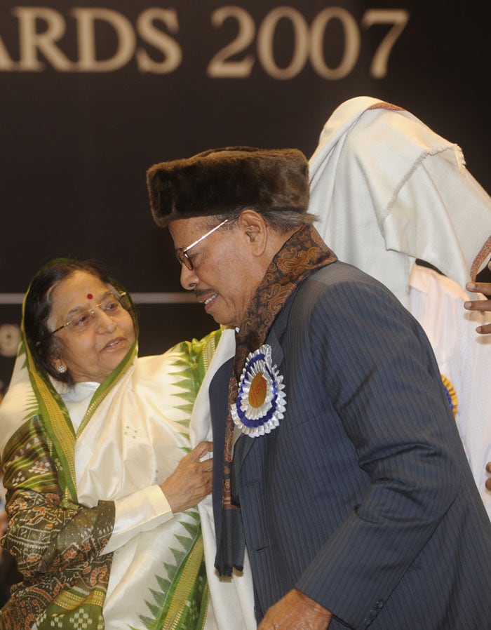 President Pratibha Devising Patil (L) presents a shawl to Dadasaheb Phalke award winner and singer Manna Dey (R), who has recorded more than 3,500 songs in various Indian languages, at the 55th National Film Awards Function in New Delhi on October 21, 2009. President Patil presented the awards for best feature film, actors and director of national cinema.&nbsp; (Photo &amp; Text: AFP)